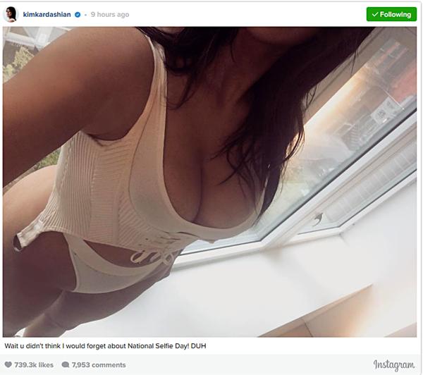 Kim Kardashian volvió a sorprender con una selfie sexy ¿en panties rotos? –  Fuegoalalata